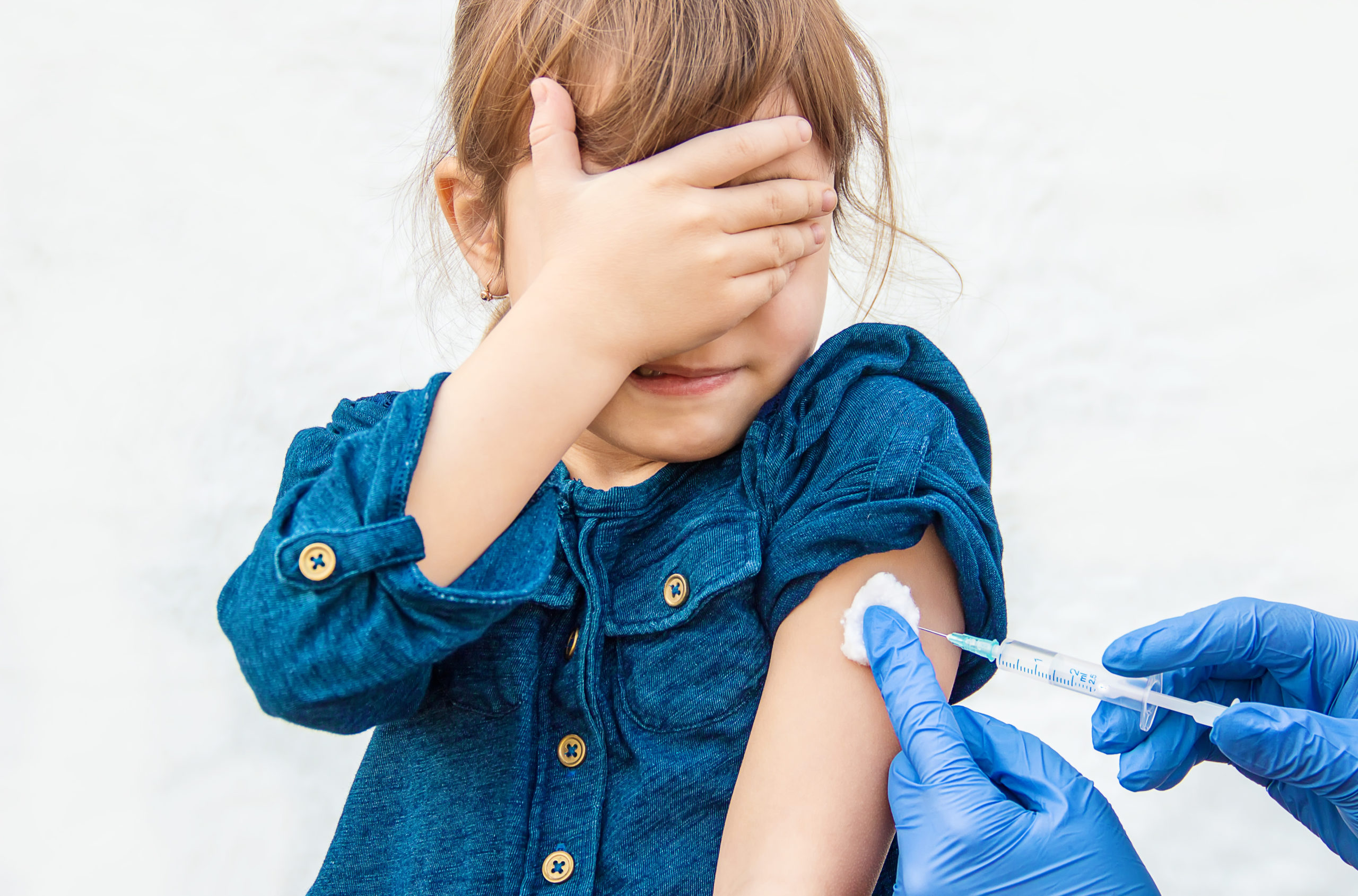 Прививки дети плачут. Вакцинация детей. Прививка детям. Испытание вакцины на детях. Иммунизация детей.
