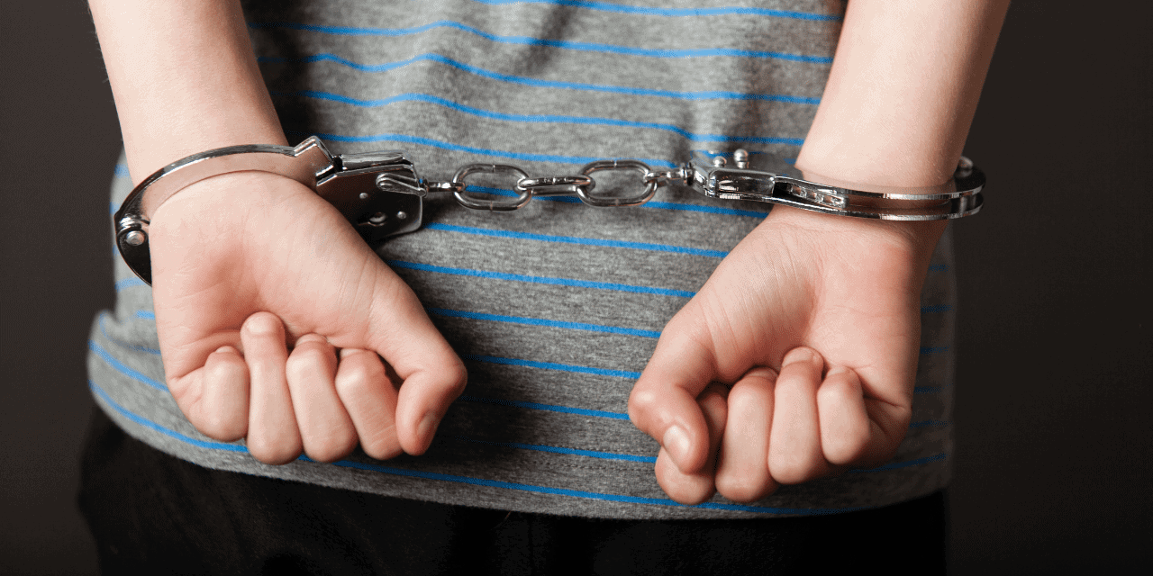 Алексей навальный в тюрьме. Преступление. А если осудят оригинал. Браслет на ногу для осужденных. Население за решеткой стоковое фото.