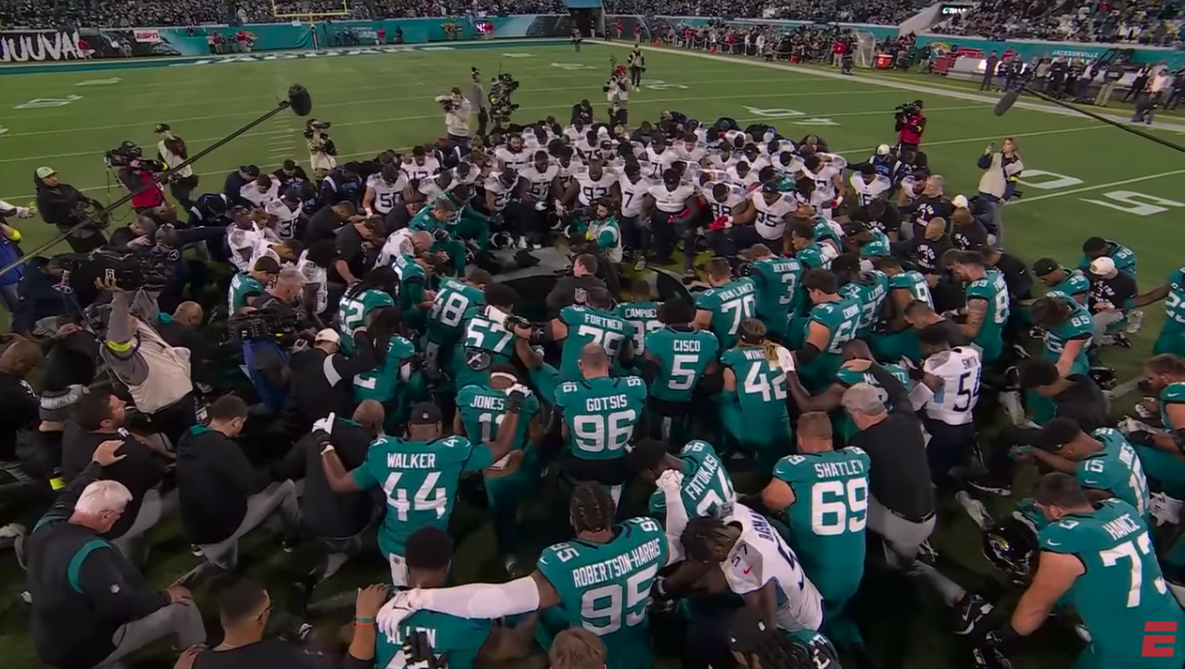 After every Patriots game, players from both teams gather to pray. Here's  what happens inside the circle - The Boston Globe