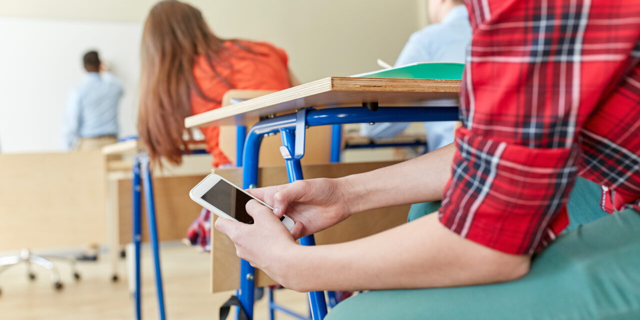 Florida School District Bans Cellphones, Gets Results