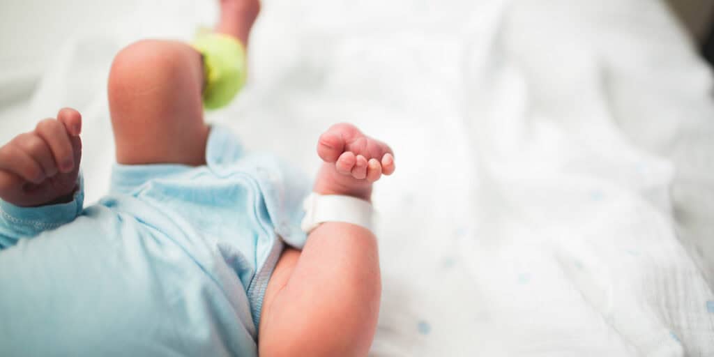 newborn baby's feet|