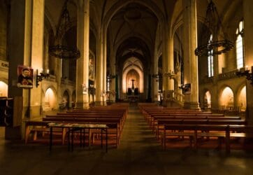 Empty Church|Christianity in US|Protestantism and Catholicism