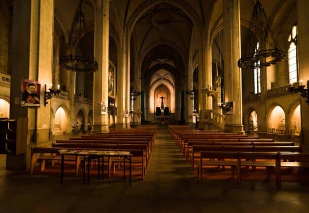 Empty Church|Christianity in US|Protestantism and Catholicism